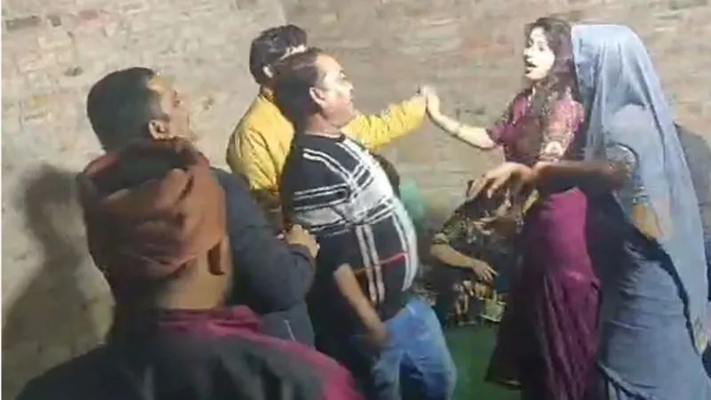 Fatehpur News: बंद कमरे में बार बालाओं ने किया डांस… लोगों ने खूब उड़ाए पैसे, सोशल मीडिया पर वीडियो वायरल