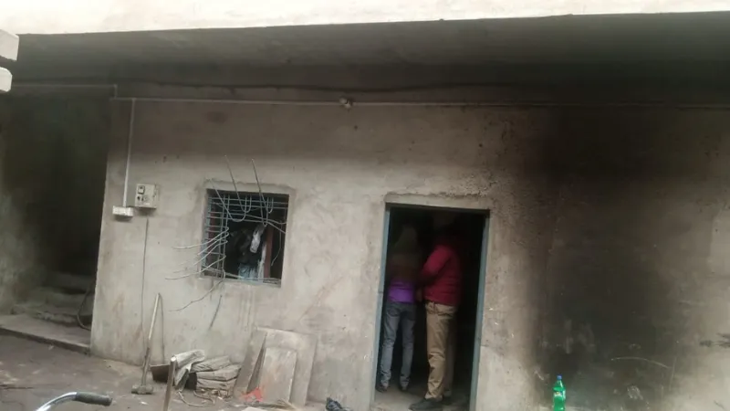 Fatehpur: अंगीठी जलाकर सोए दो मजदूरों की दम घुटने से मौत… दो अन्य जिला अस्पताल में भर्ती, परिवार में मची चीख-पुकार