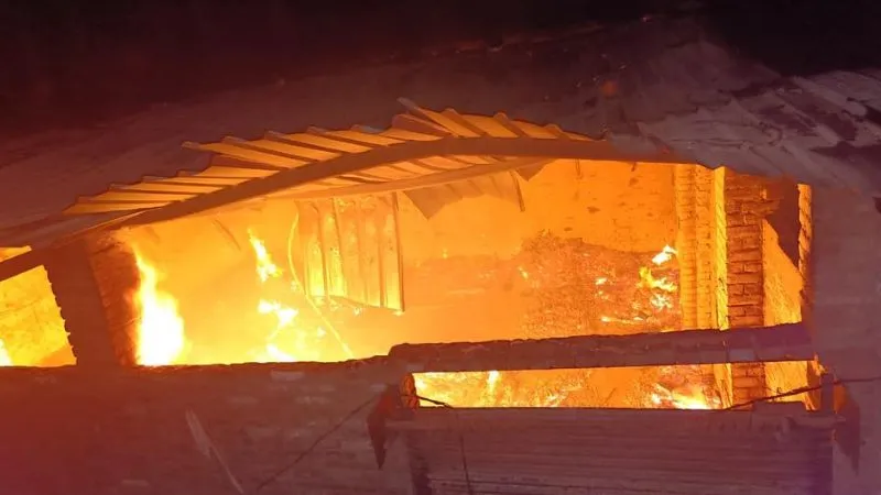 Kanpur Fire: चमनगंज और नवाबगंज में लगी भीषण आग… दमकल ने कड़ी मशक्कत कर पाया काबू