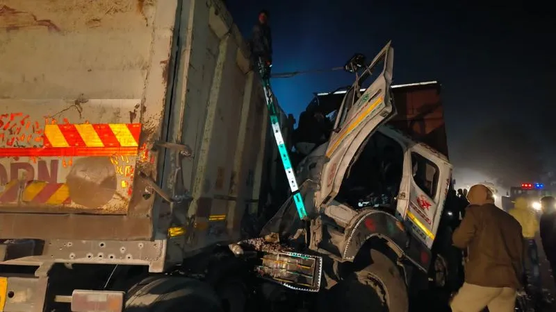 Kanpur Accident: पतारा में दो डंपरों की आमने-सामने भिंड़त… एक घंटे केबिन में फंसा रहा, चालक की मौत