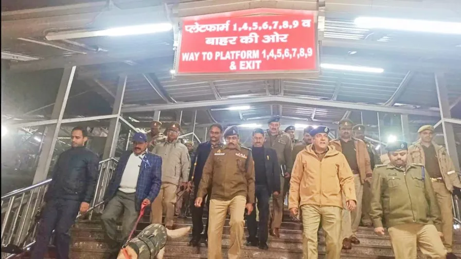 एडीजी रेलवे ने अधिकारियों के साथ चारबाग स्टेशन,ट्रेनों में चलाया चेकिंग अभियान