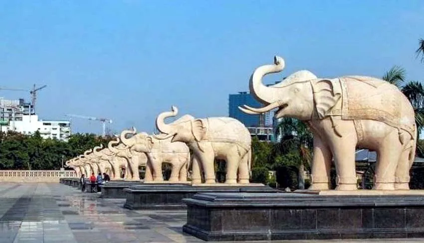 यूपी में स्मारक घोटाले की आंच: राजकीय निर्माण निगम के पूर्व एमडी सीपी सिंह के ठिकानों पर विजलेंस की छापमारी जारी