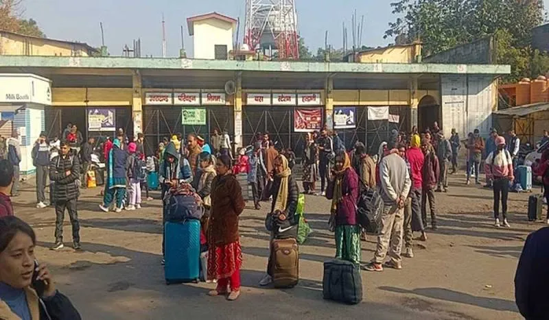नैनीताल: बसों की हड़ताल से पर्यटक रहे बेहाल