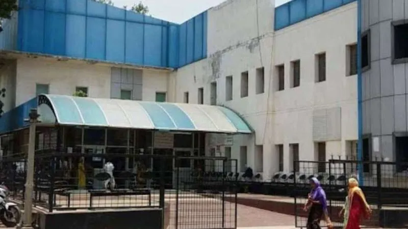 Kanpur News: डॉक्टर पर हाथ पकड़कर बाहर निकालने का आरोप, महिला ने किया हंगामा... 