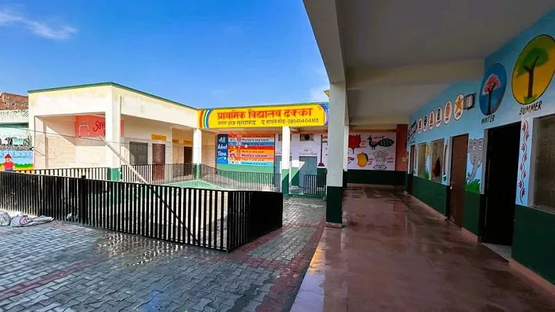 मुरादाबाद : दो साल में बदली 45 प्राथमिक स्कूलों की तस्वीर, स्मार्ट कक्षा में पढ़ रहे बच्चे
