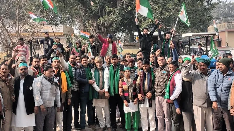 संभल: किसानों ने निकाली ट्रैक्टर तिरंगा यात्रा, तहसीलदार को समस्याओं से संबंधित दिया ज्ञापन 