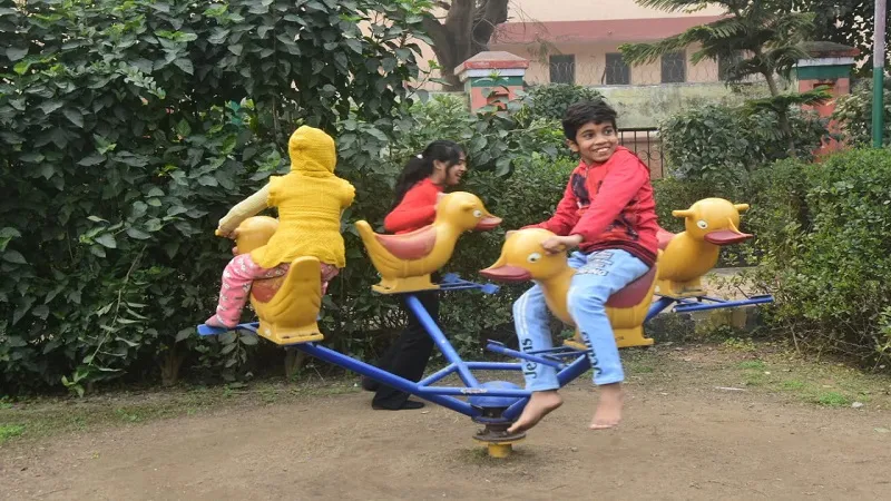 मुरादाबाद : धूप निकलने से बढ़ा तापमान, पार्क में खेल बच्चों ने लिया आनंद
