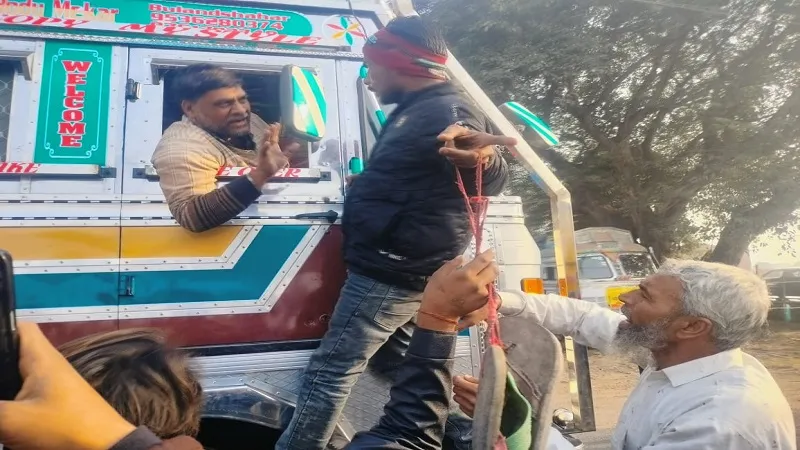 संभल: हड़ताल के बावजूद वाहन चला रहे ड्राइवरों के गले में डाली जूतों की माला, हंगामा