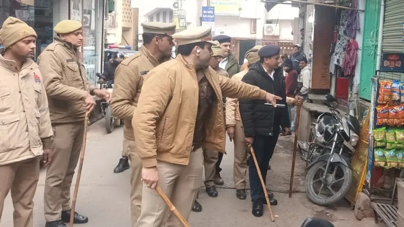 संभल: पुलिस ने हटवाया अतिक्रमण, व्यापारियों को दी हिदायत