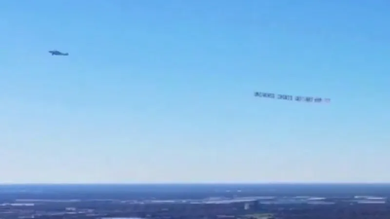 भारतीय अमेरिकियों के बीच उत्साह का माहौल, ह्यूस्टन में आसमान में लहराया ‘जय श्री राम’ का बैनर 