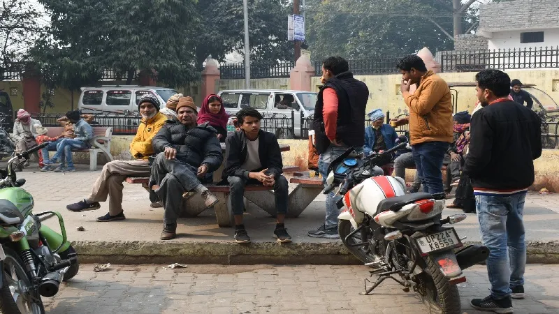 रामपुर: दोपहर को लोगों ने लिया जाड़ों की गुनगुनी धूप का लुत्फ, सुबह घना कोहरा