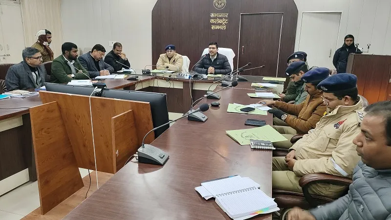 सोशल मीडिया पर भड़काऊ टिप्पणी करने वालों पर करें कड़ी कार्रवाई: डीएम