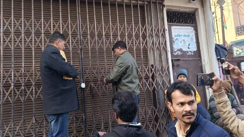 मुरादाबाद: यूनानी दवाखाने के रजिस्ट्रेशन पर संचालित अस्पताल सील, डिप्टी सीएमओ डॉ. नरेंद्र सिंह के नेतृत्व में की गई कार्रवाई