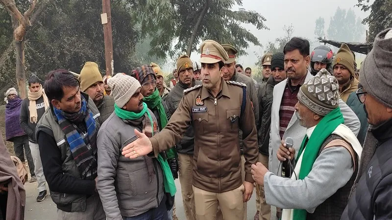 संभल: गन्ना मूल्य के लिए किसानों ने सड़कें कर दीं जाम, थमा यातायात