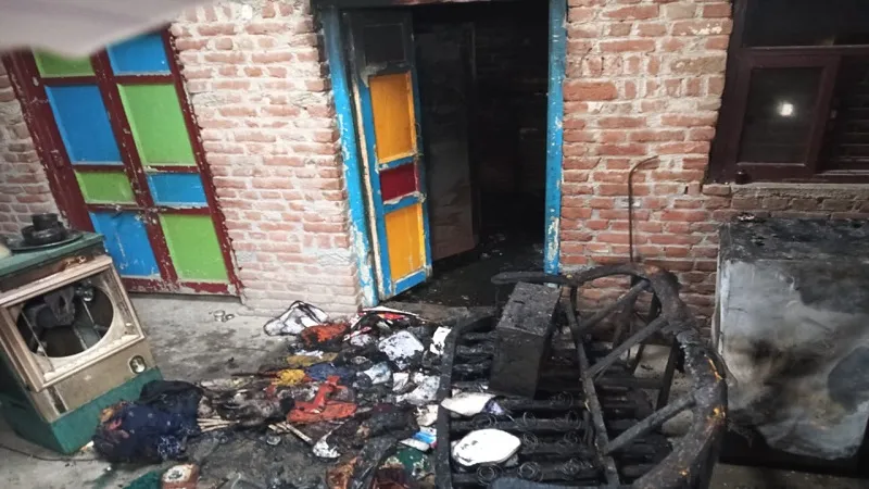 संभल: पूजा के दीपक से घर में लगी आग, सामान जलकर खाक