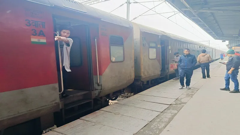 मुरादाबाद : 15 घंटे 46 मिनट की देरी से चल रही है जनसाधारण एक्सप्रेस