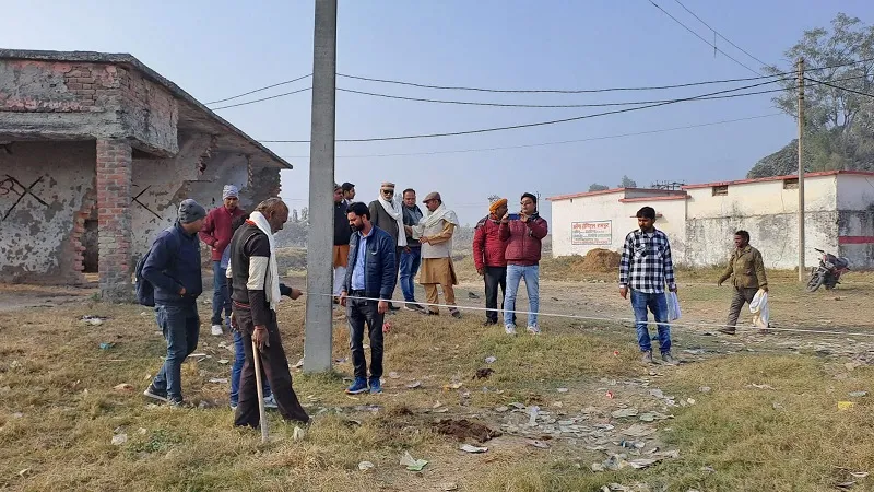 रामपुर : भमरौआ मंदिर परिसर में पैमाइश करने पहुंची पालिका की टीम