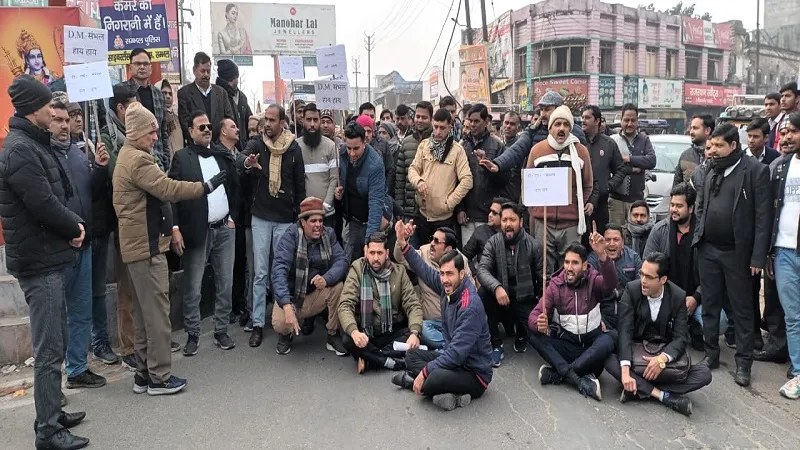 डीएम के खिलाफ सड़कों पर उतरे संभल के वकील, कोर्ट बहजोई स्थानांतरित करने का विरोध