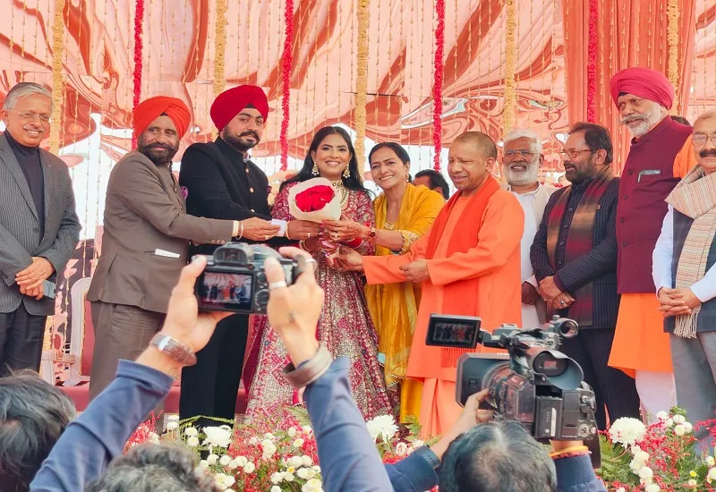 रामपुर: मंत्री बलदेव औलख के बेटे के विवाह में पहुंचे योगी आदित्यनाथ, वर-वधू को दिया आशीर्वाद