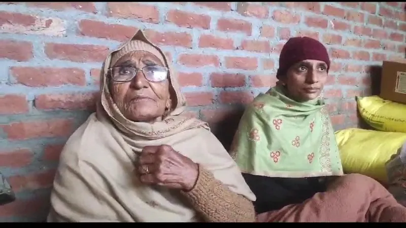 रामपुर : बर्बरता की सारी हदें पार, कड़ाके की ठड़ में महिला को मार पीटकर घर से निकाला...बुजुर्ग मां के साथ बाहर गुजारी रात