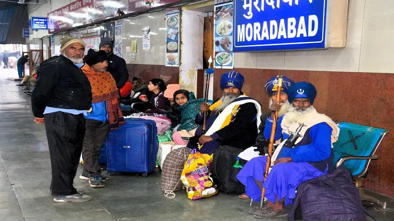 मुरादाबाद : लंबी दूरी की ट्रेनों के निरस्त होने से सैलानी परेशान, 18:36 मिनट देर से आई लोहित एक्सप्रेस