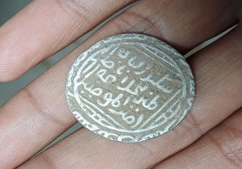 संभल में मिले हैं 14 वीं शताब्दी के सिक्के, शासक अलाउद्दीन आलमशाह का लिखा है नाम