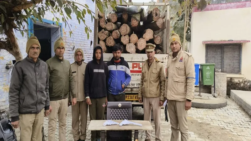 रामपुर: नहीं रुक रहा प्रतिबंधित पेड़ों का कटान, पुलिस ने दो तस्कर समेत खैर की 34 बोटे लकड़ी पकड़ी