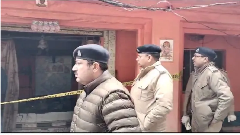 मुरादाबाद: मंदिर के पुजारी की धारदार हथियार से हत्या, चारपाई पर पड़ा मिला शव