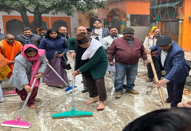 रामपुर : लक्खी बाग स्थित शिव मंदिर पहुंचे कैबिनेट मंत्री धर्मपाल, किया जलाभिषेक