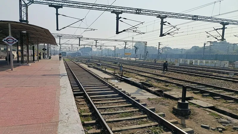 मुरादाबाद: नए साल में ट्रेनों का इंतजार योजनाओं पर पड़ा भारी