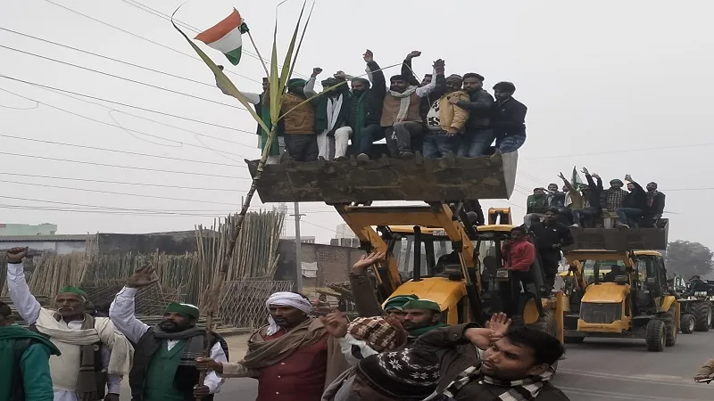 संभल: जेसीबी और ट्रैक्टर मार्च निकाल कर तहसील पहुंचे किसान 