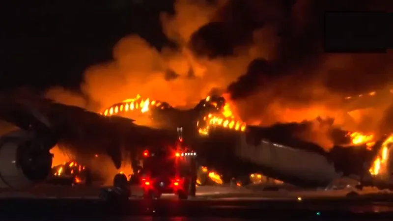VIDEO : जापान के एयरपोर्ट पर दो विमानों के बीच टक्कर, जलते प्लेन से कूदे यात्री...पांच लोगों की मौत