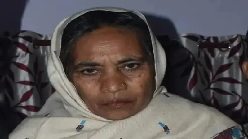 बिजनौर : बुजुर्ग महिला की धारदार हथियार से गला रेतकर हत्या, चारपाई पर पड़ा मिला शव