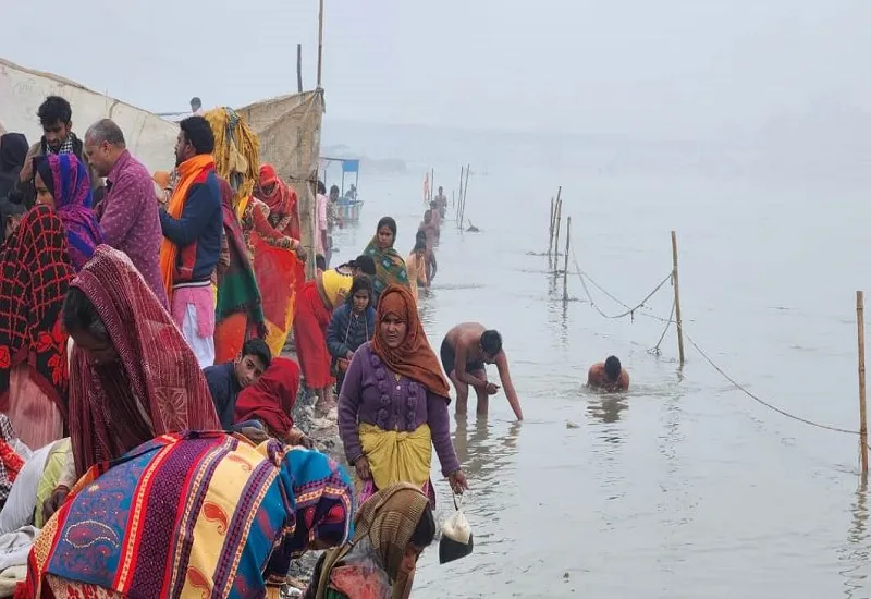 संभल : पौष पूर्णिमा पर श्रद्धालुओं ने गंगा में लगाई आस्था की डुबकी