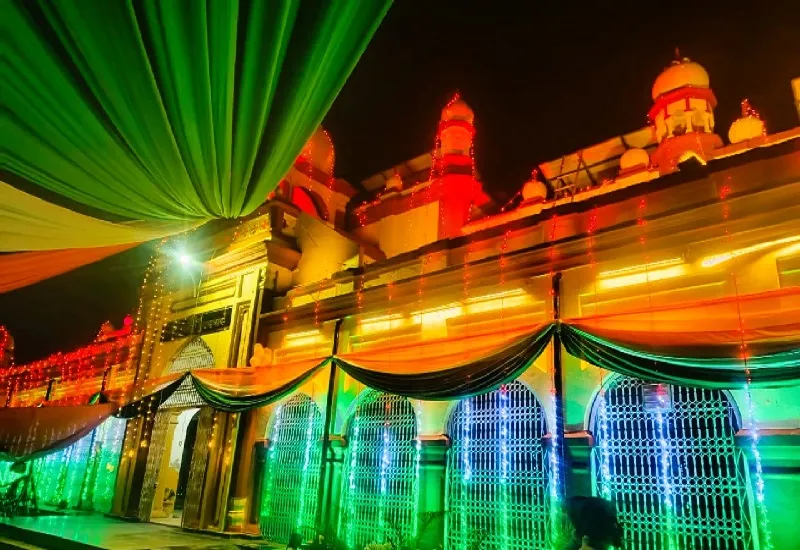 मुरादाबाद : तिरंगा में रंगे सरकारी भवन, नगर निगम, रेलवे स्टेशन जगमग