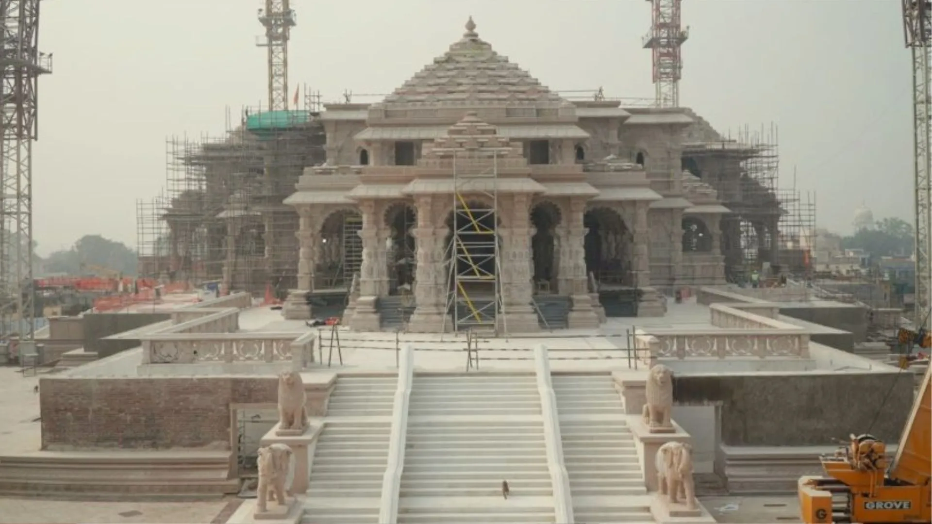 अयोध्या में रामलला की प्राण प्रतिष्ठा से मथुरा के साड़ी कारोबार में आई जान, मिले पटकों-ध्वजों के ठेके 