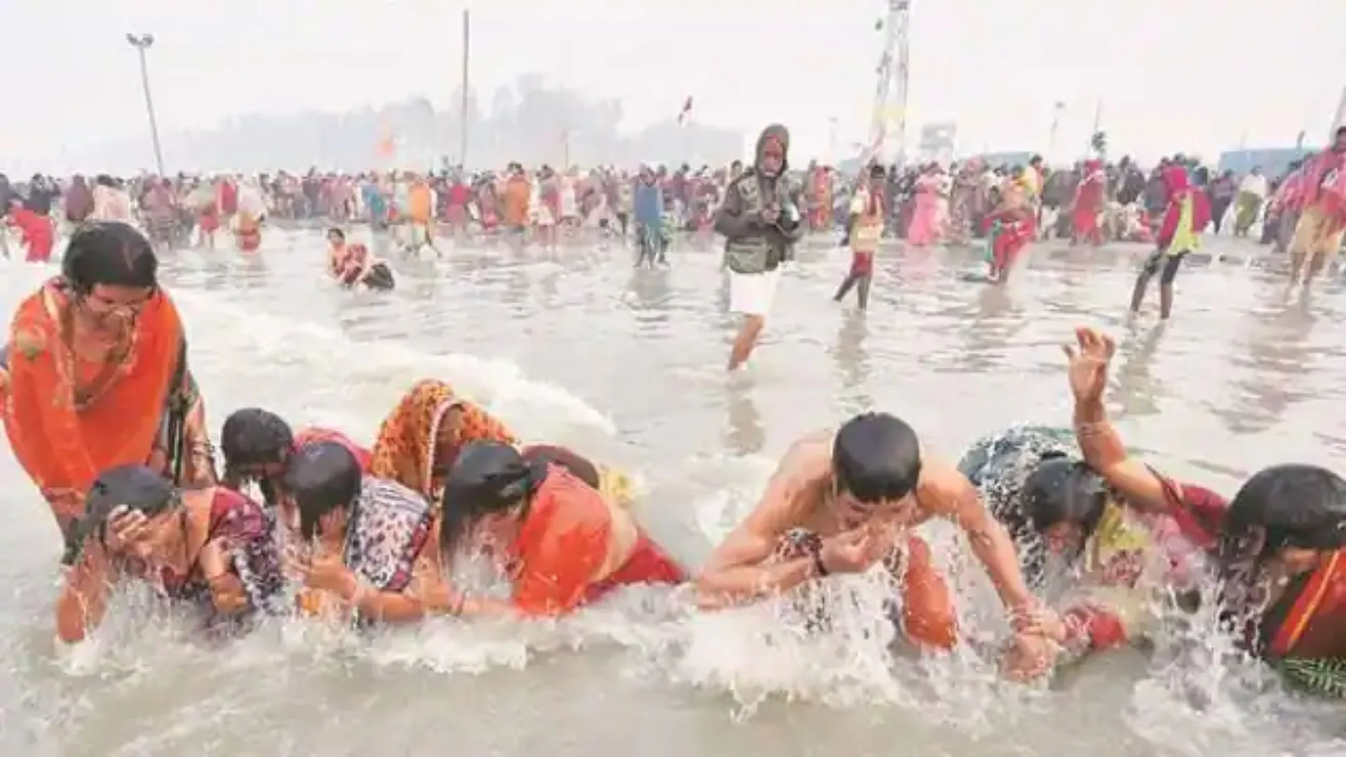 मकर संक्रांति पर गंगा सागर में लाखों श्रद्धालुओं ने किया स्नान, उमड़ा आस्था का जनसैलाब 