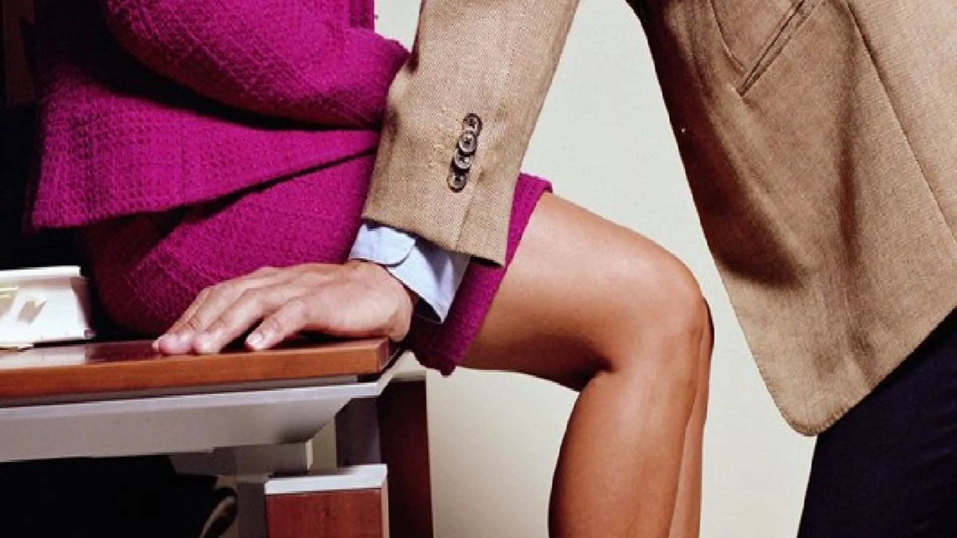 नौकरी के बदले महिला से यौन संबंध बनाने की मांग करने पर अधिकारी बर्खास्त, जानें पूरा मामला 