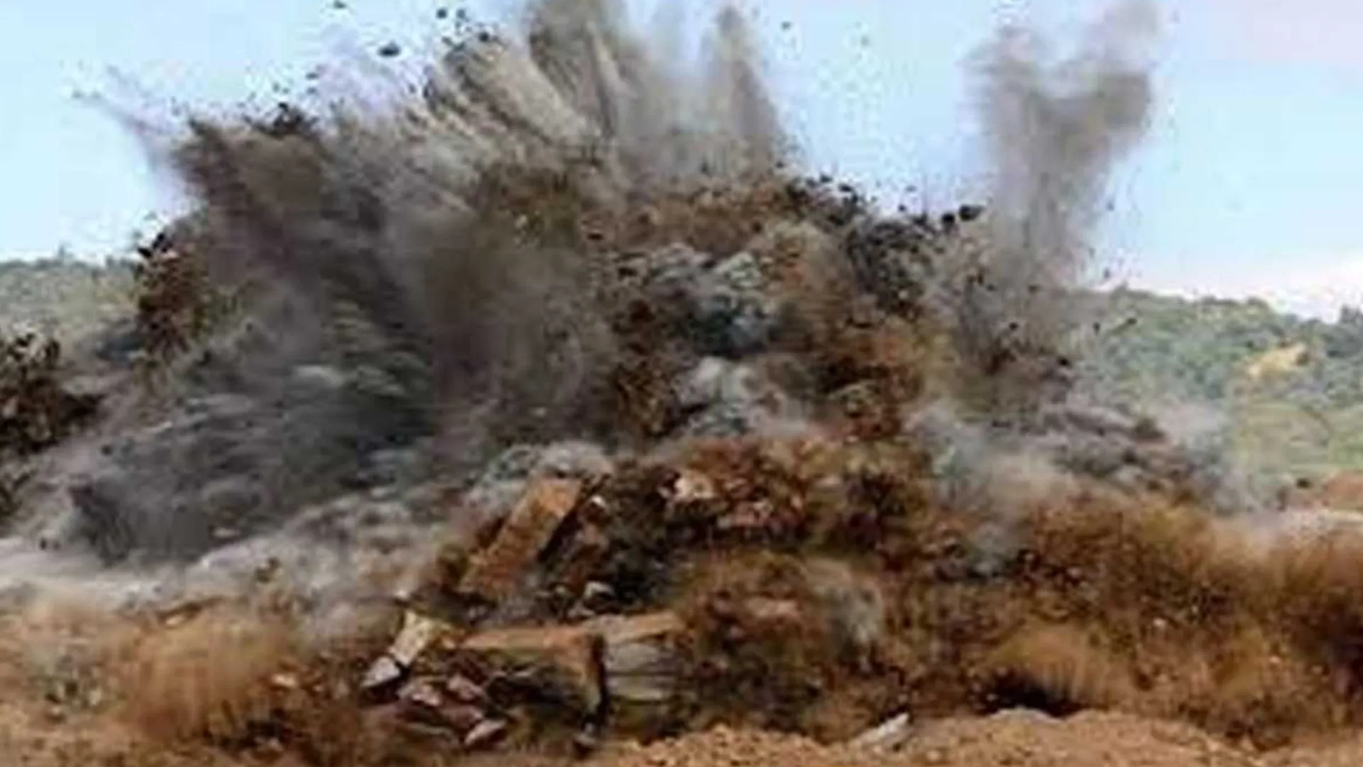 जम्मू-कश्मीर: नौशेरा में LoC के पास बारूदी सुरंग में विस्फोट, सेना का एक जवान शहीद, दो घायल