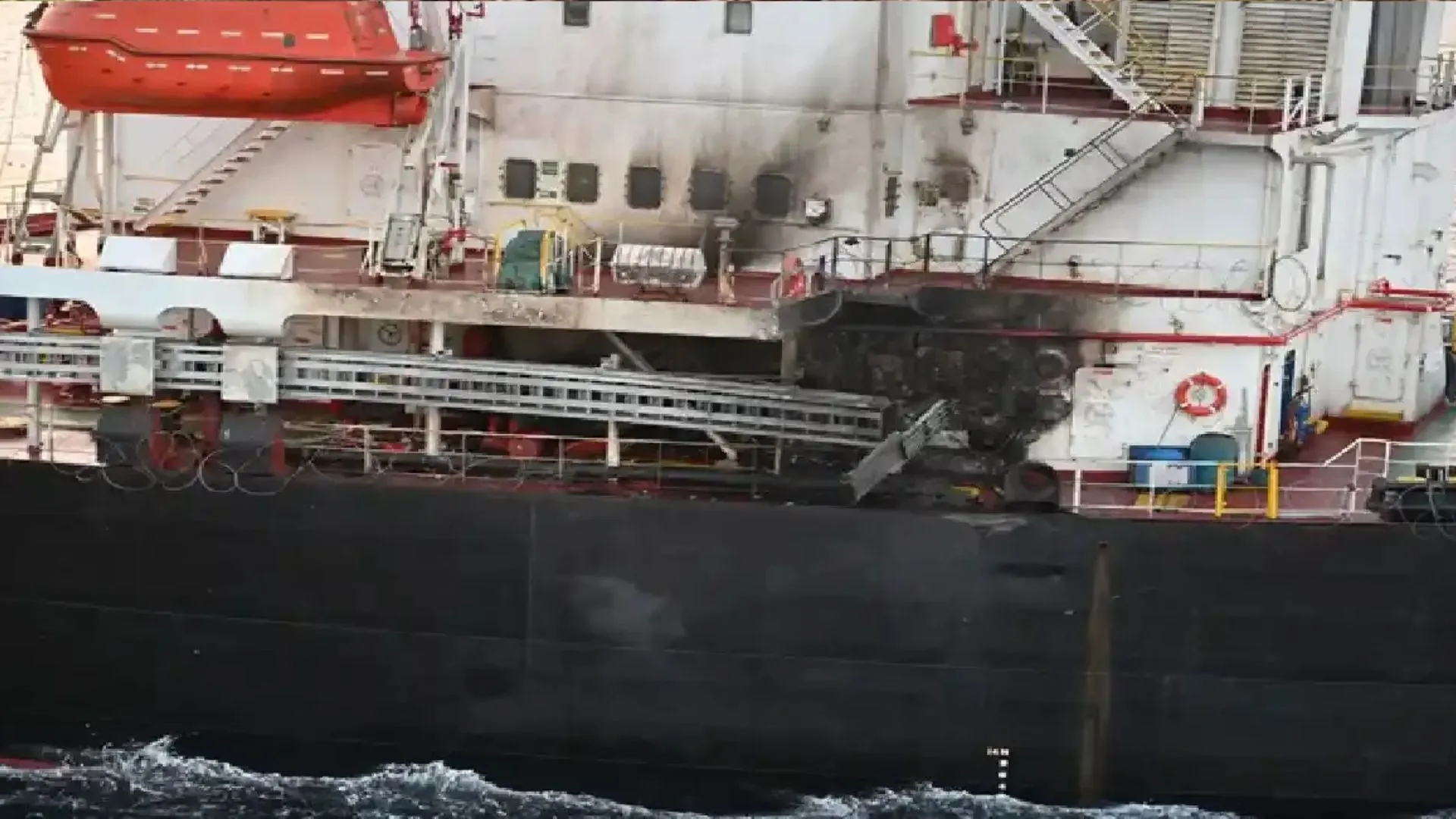 अदन की खाड़ी में वाणिज्यिक जहाज पर ड्रोन हमला, भारतीय नौसेना ने की जवाबी कार्रवाई 