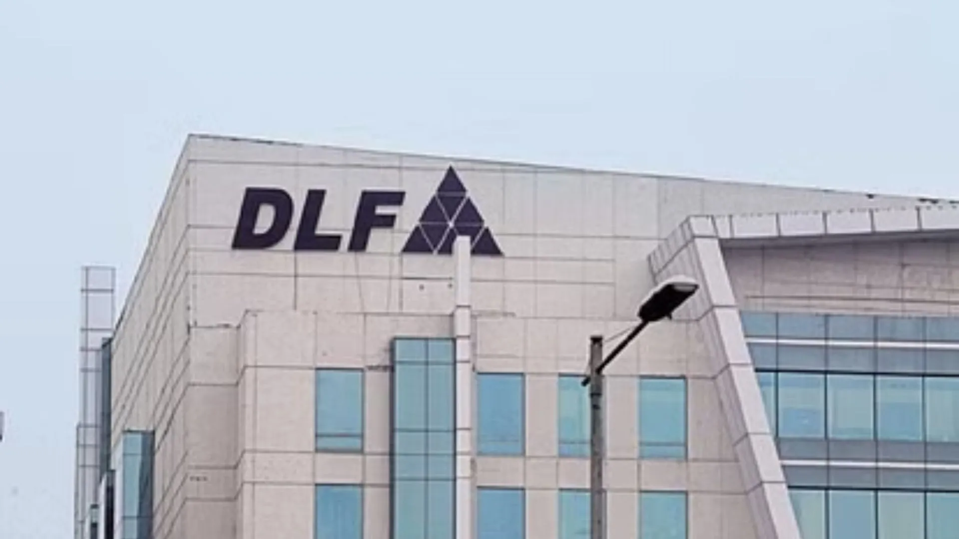 DLF ने गुरुग्राम की नई परियोजना में तीन दिन में 7,200 करोड़ रुपये के 1,113 लक्जरी फ्लैट बेचे 