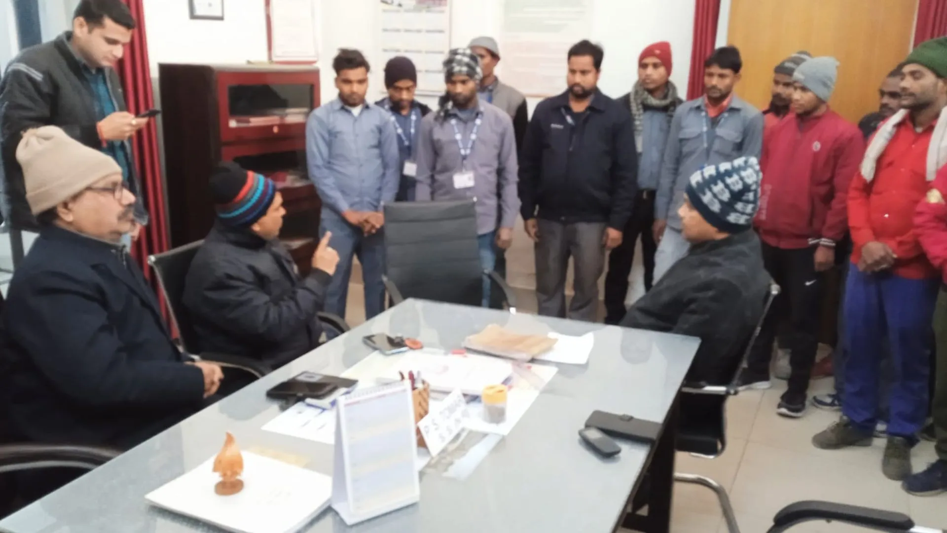 शाहजहांपुर: पहचान-पत्र गले में नहीं टांगा तो होगा लाइसेंस निरस्त, स्टेशन पर कुलियों और वेंडरों की हुई बैठक