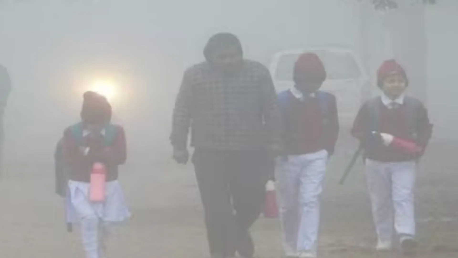 बरेली: ठंड से बीमार पड़ रहीं छात्राएं, बा स्कूलों में शीतकालीन अवकाश की घोषणा नहीं