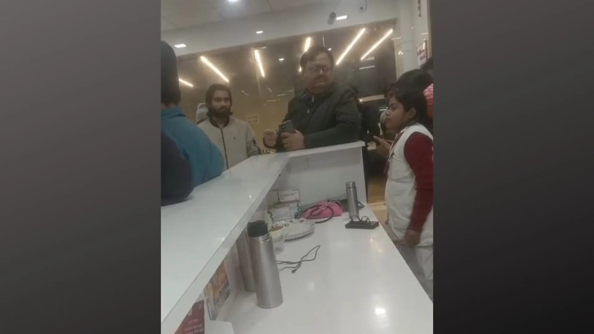 कानपुर: डॉक्टर और स्टाफ पर लापरवाही का आरोप, हंगामा 