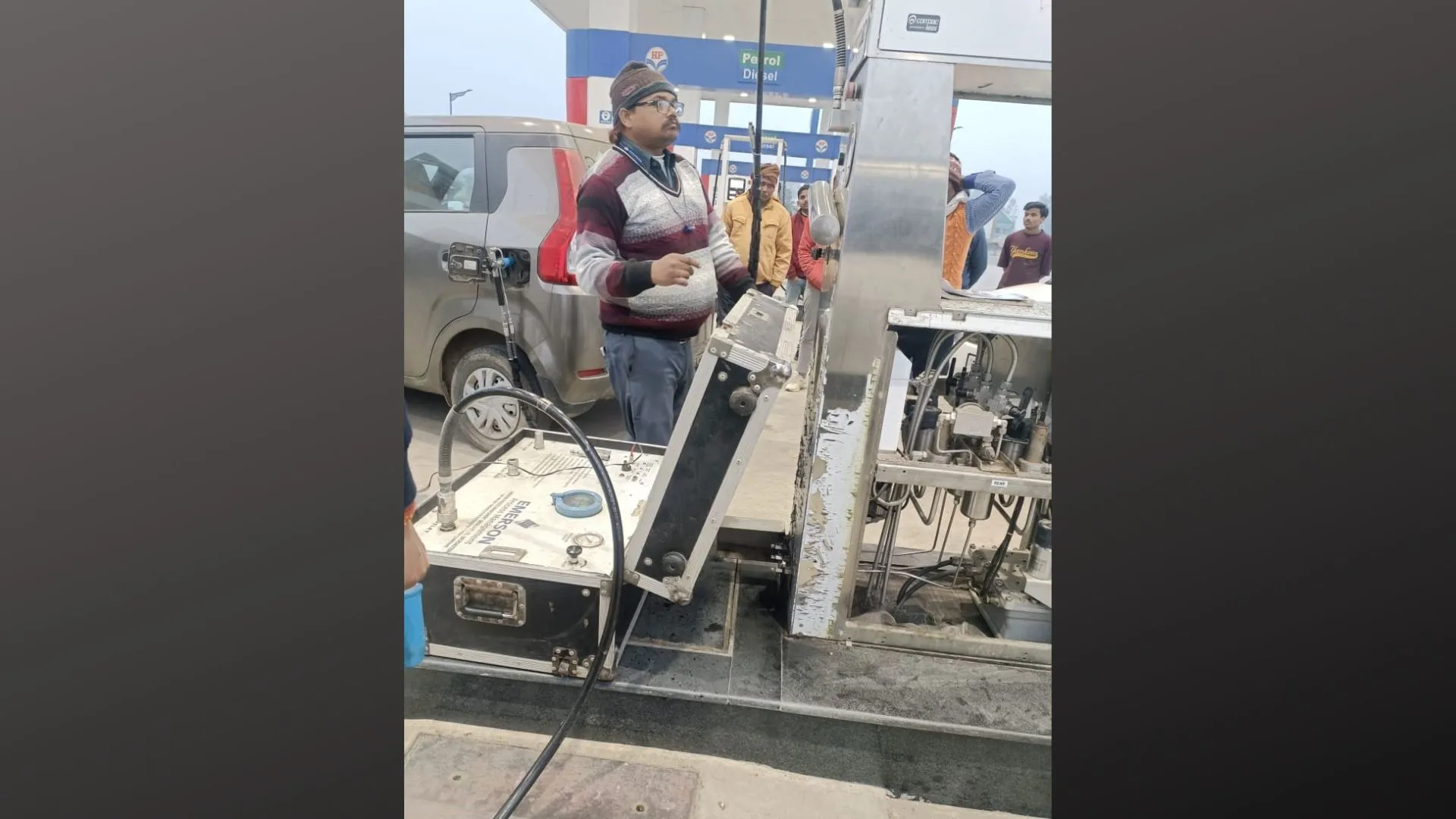 बदायूं: मेरठ से मशीन मंगवाकर पेट्रोल पंपों पर की छापेमारी 