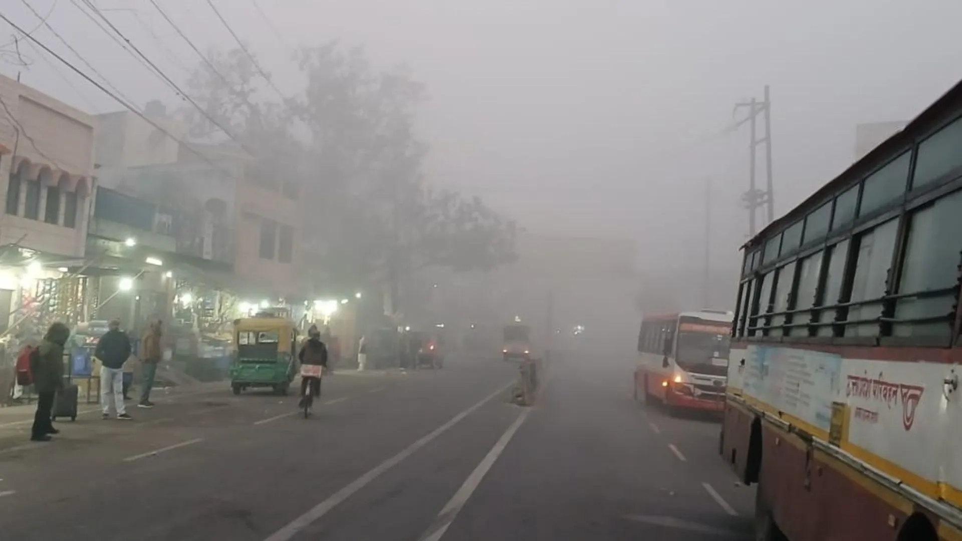 कासगंज: सर्दी का सितम जारी, तेजी से लुढक रहा है पारा, गलन भरी ठंड से जनजीवन हुआ बेहाल