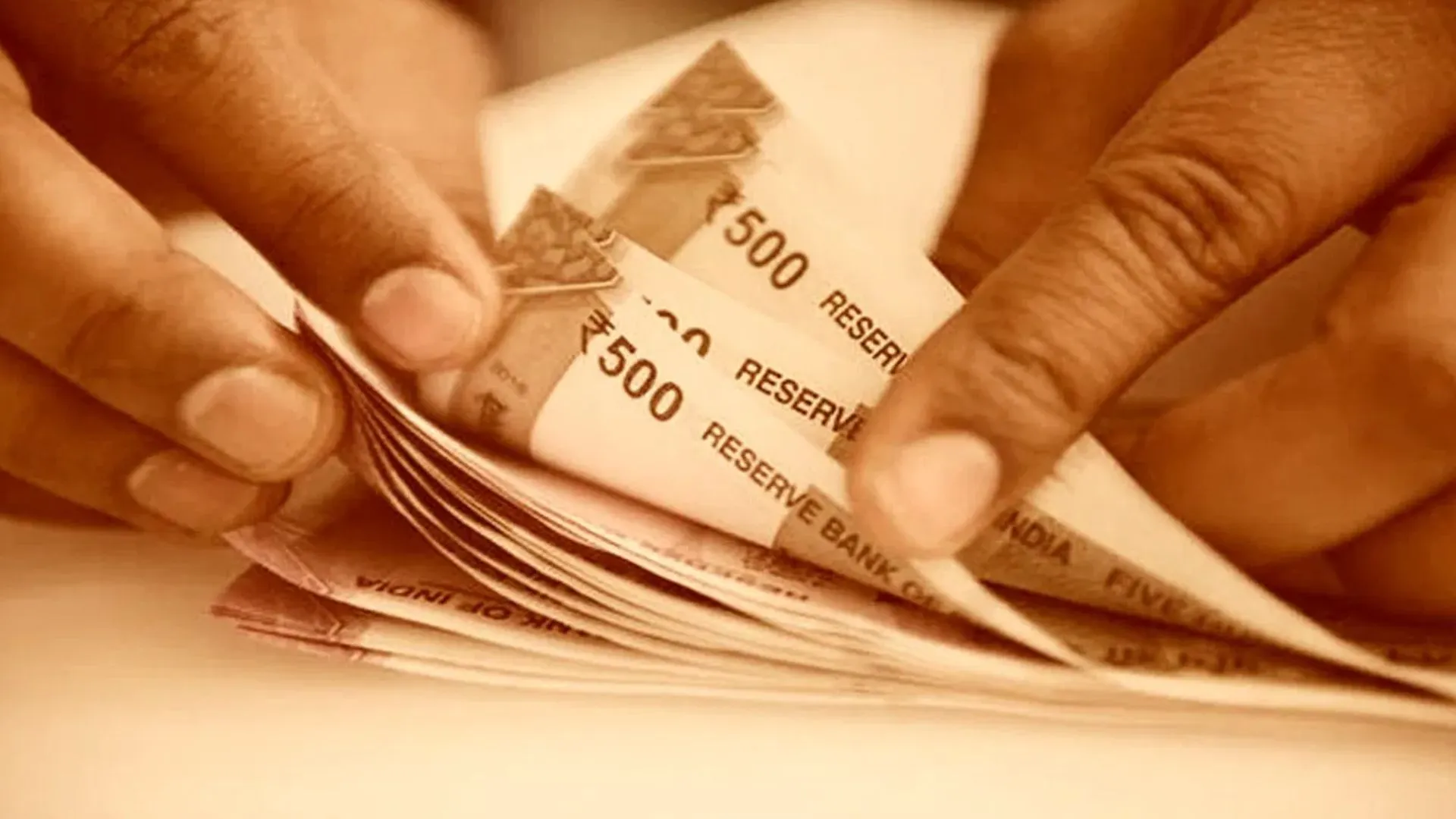 बरेली: मुआवजे के लिए फिर डीएम से मिले किसान, रखी बात