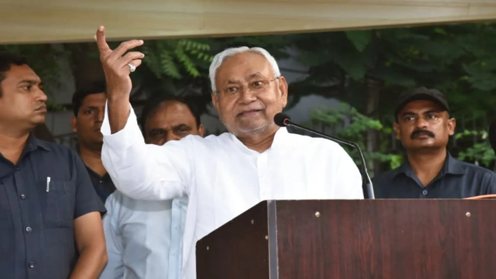 बिहार में सियासी उठापटक तेज, राज्यपाल को 11 बजे इस्तीफा सौंप सकते हैं CM नीतीश, मिलने का मांगा वक्त