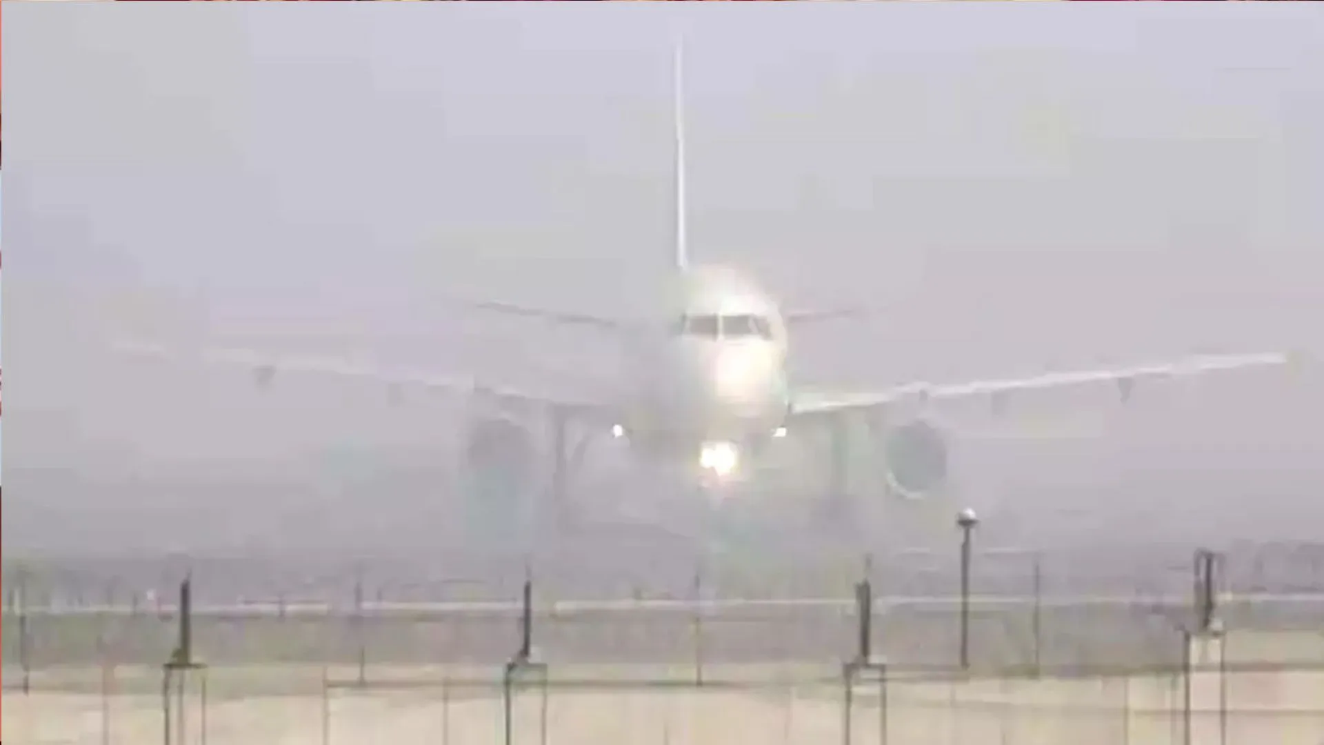 घने कोहरे की चादर में लिपटी दिल्ली, IGI एयरपोर्ट पर 50 से ज्यादा फ्लाइट लेट