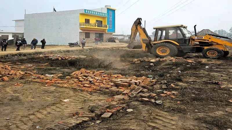 मुरादाबाद : प्राधिकरण की जेसीबी ने गजरौला, सलारपुर क्षेत्र में तोड़ा अवैध निर्माण